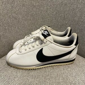 NIKE CORTEZ- youth sneakers in a classic white and black colorway. Size 5